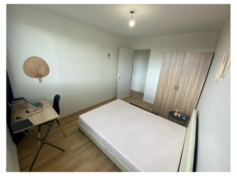 Shared room in a fully renovated flat - Izīrē