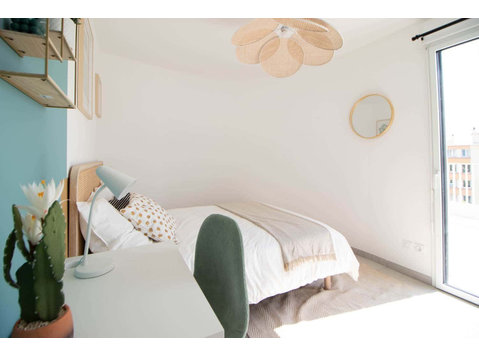 Charming bedroom of 11 m² near Lyon - Apartments