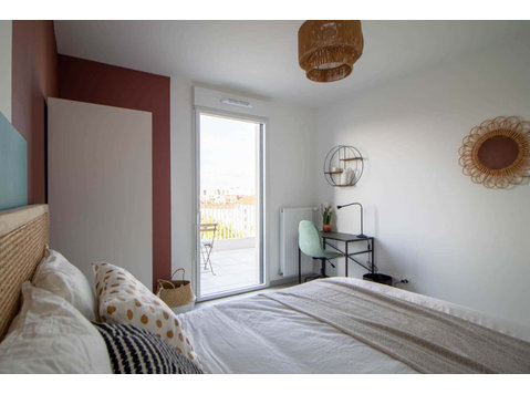 Cute 12 m² bedroom to rent in Villeurbanne - Leiligheter