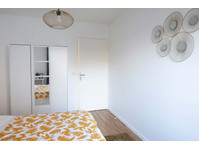 Spacious and bright room  13m² - Apartments