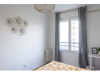 Spacious and bright room  13m² - Apartments
