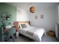 Warm bedroom of 12 m² to rent in Villeurbanne - Апартаменти