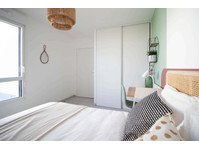 Warm bedroom of 12 m² to rent in Villeurbanne - Квартиры