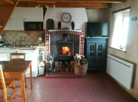 Une petite maison-gîte avec cheminée en Bretagne - Изнајмувања за одмори/викенди