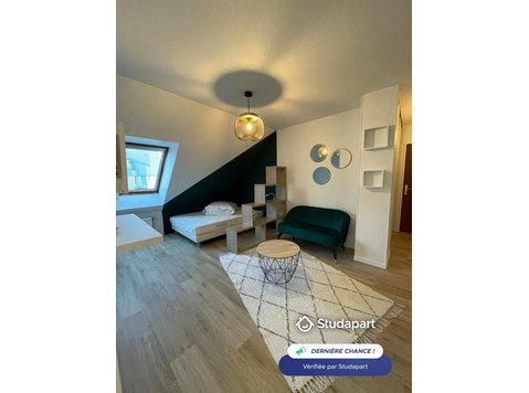 Cet agréable et spacieux studio est idéalement placé à 2… - À louer