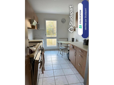L’appartement :
Appartement rénové avec fenêtres PVC double… - À louer