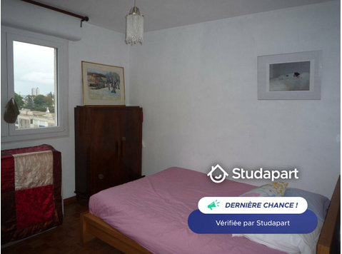 La chambre donne à l'est pour un réveil ensoleillé sur la… - À louer