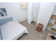 Chambre 3 - Lazare Carnot C - Apartments