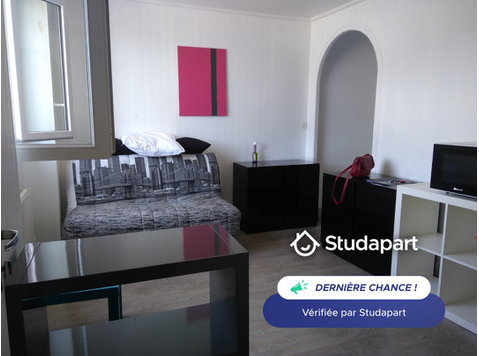 Nice studio near city center (10 mins by foot) and near… - À louer