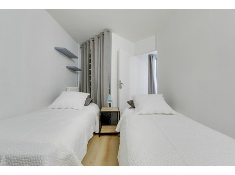 Chic and spacious apart with parking - À louer