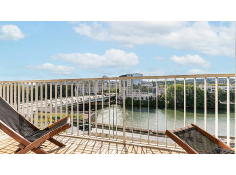 Superb, bright, tastefully renovated flat overlooking the… - For Rent