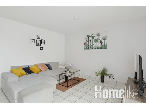 Spacious budget apartment with terrace - Asunnot
