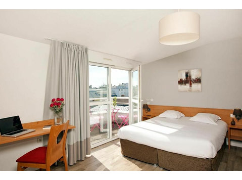 Tours Léonard De Vinci - Spacious studio with balcony - For Rent