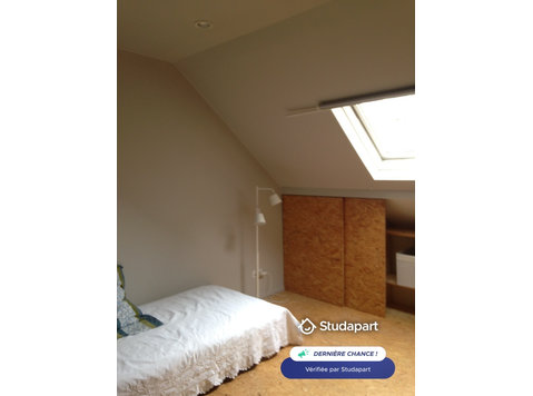 Loue Chambre meublée dans maison de Ville.
Idéal pour… - À louer