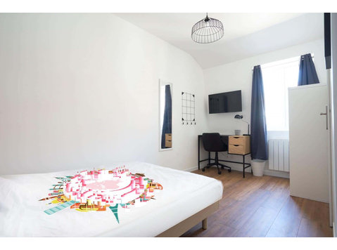 Chambre 6 - THIERS - Apartments