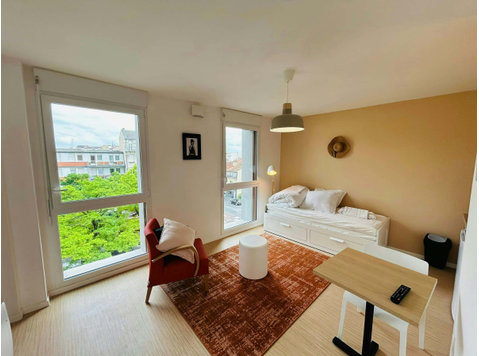 We Live In R - Suite 404 - Apartments