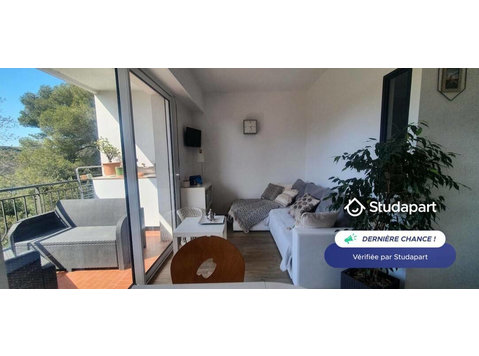 Appartement totalement rénové en 2023, situé au 2ème et… - À louer