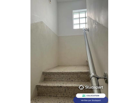 L’APPARTEMENT
Situé au 2ème et dernier étage d’un pavillon… - À louer