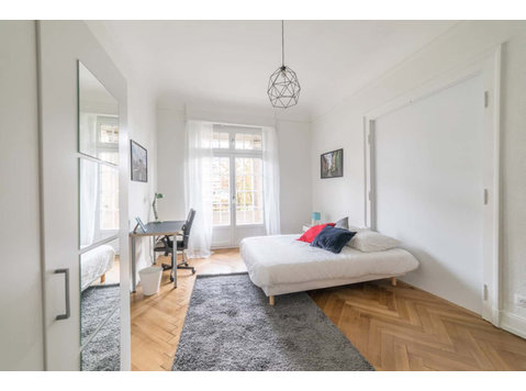 Large bedroom with balcony  20m² - 	
Lägenheter