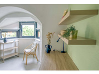 Move into this large 19 m² coliving room for rent in… - Wohnungen
