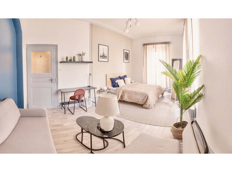 Move into this spacious 18 m² coliving room in the city… - 公寓