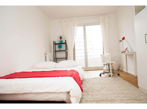 Quiet and warm room  13m² - Apartments