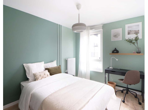 Rent this beautiful 13 m² bedroom in an apartment in… - Appartements