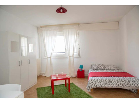 Spacious and luminous room  20m² - 	
Lägenheter
