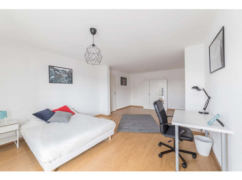 Spacious bright room  20m² - Apartments
