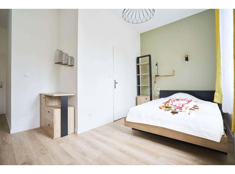 Chambre 4 - BVD DE BEAUVILLE - Apartments