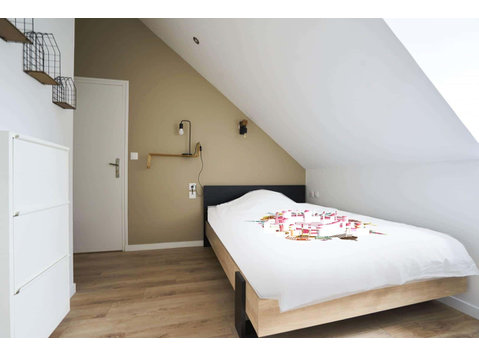 Chambre 5 - BVD DE BEAUVILLE - Apartments