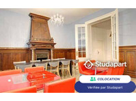 Celles-ci sont entièrement meublées : Lit double, bureau,… - 	
Uthyres