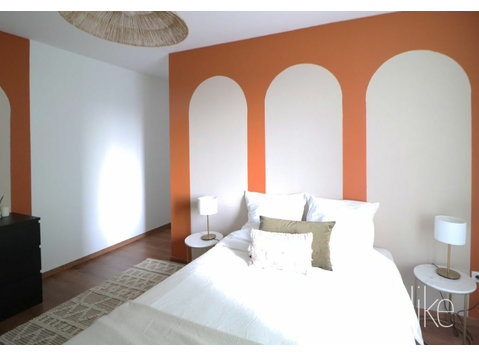 Beautiful 14 m² bedroom in coliving for rent in the center… - Kimppakämpät