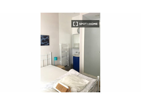 Alugo quarto em apartamento de 3 quartos em Croix, Lille - Aluguel