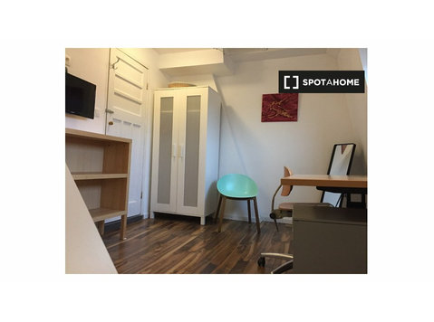 Room for rent in 3-bedroom apartment in Croix, Lille - 임대