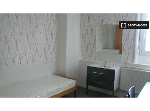 Zimmer zu vermieten in Haus mit 8 Schlafzimmern in… - Zu Vermieten