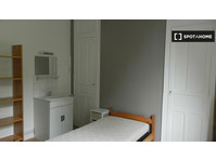 Rooms for rent in 8-bedroom house in Mons-En-Barœul - เพื่อให้เช่า