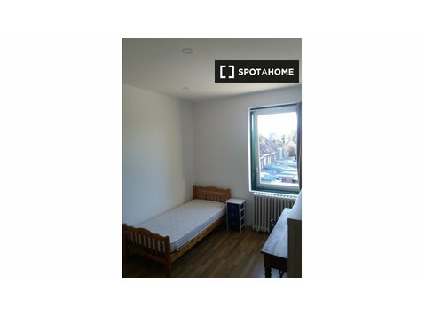 Rooms for rent in 8-bedroom house in Mons-En-Barœul - Izīrē