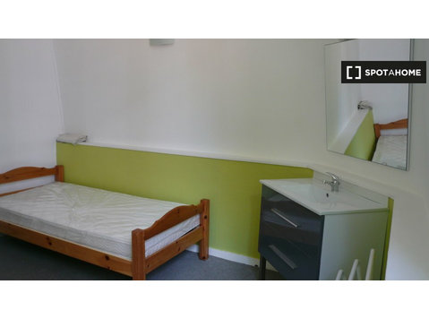 Rooms for rent in 8-bedroom house in Mons-En-Barœul - Izīrē