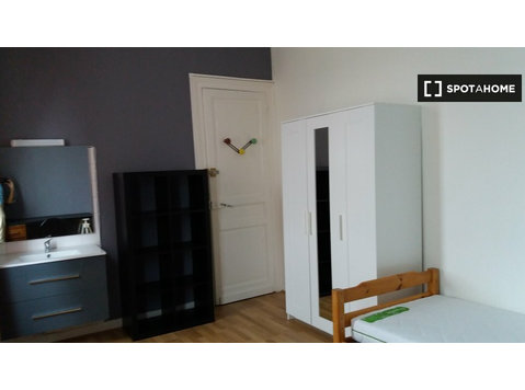 Rooms for rent in 8-bedroom house in Mons-En-Barœul -  வாடகைக்கு 