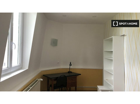 Rooms for rent in 8-bedroom house in Mons-En-Barœul - Til leje