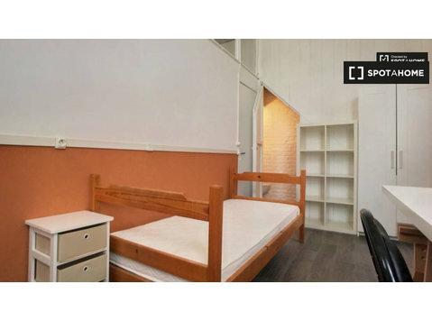 Rooms for rent in 8-bedroom house in Mons-En-Barœul - Aluguel