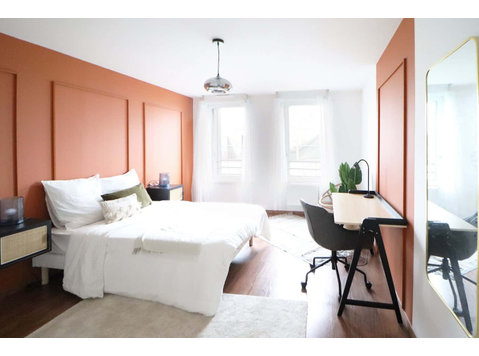 18 m² Haussmannian style bedroom to rent in coliving in… - Appartements