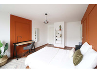 18 m² Haussmannian style bedroom to rent in coliving in… - Apartments