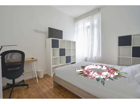 Chambre 4 - GAMBETTA L - 	
Lägenheter
