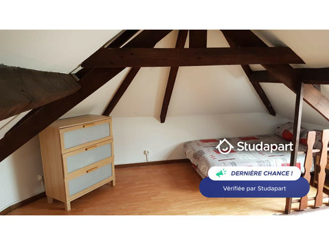 Excellent emplacement pour ce petit immeuble situé sur les… - À louer