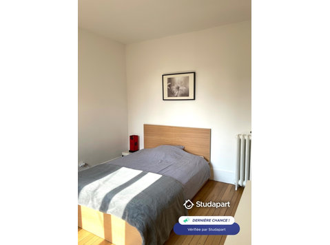 Room for rent for one person in a family millstone house on… - À louer