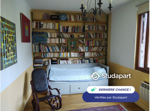Une chambre dans une maison dans un quartier résidentiel à… - Zu Vermieten