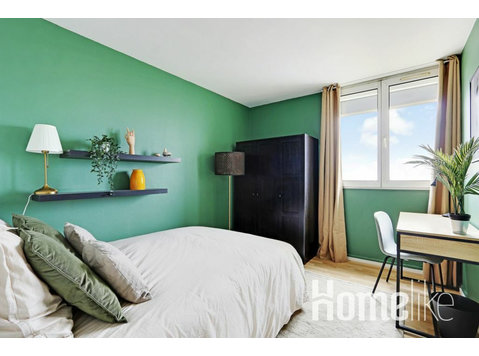 Move into this contemporary 10 m² co-living room near Paris… - Kimppakämpät