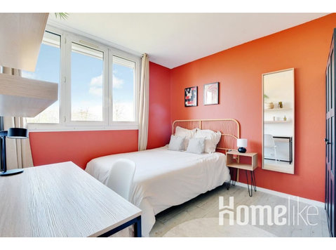 Ziehen Sie in dieses minimalistische, 10 m² große Zimmer… - WGs/Zimmer